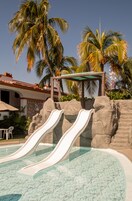 3 piscinas externas, guarda-sóis, espreguiçadeiras