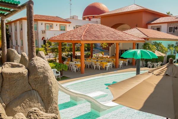 3 outdoor pools, pool umbrellas, sun loungers