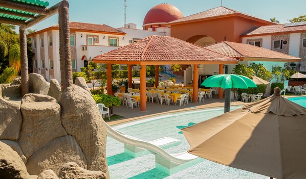 3 outdoor pools, pool umbrellas, sun loungers