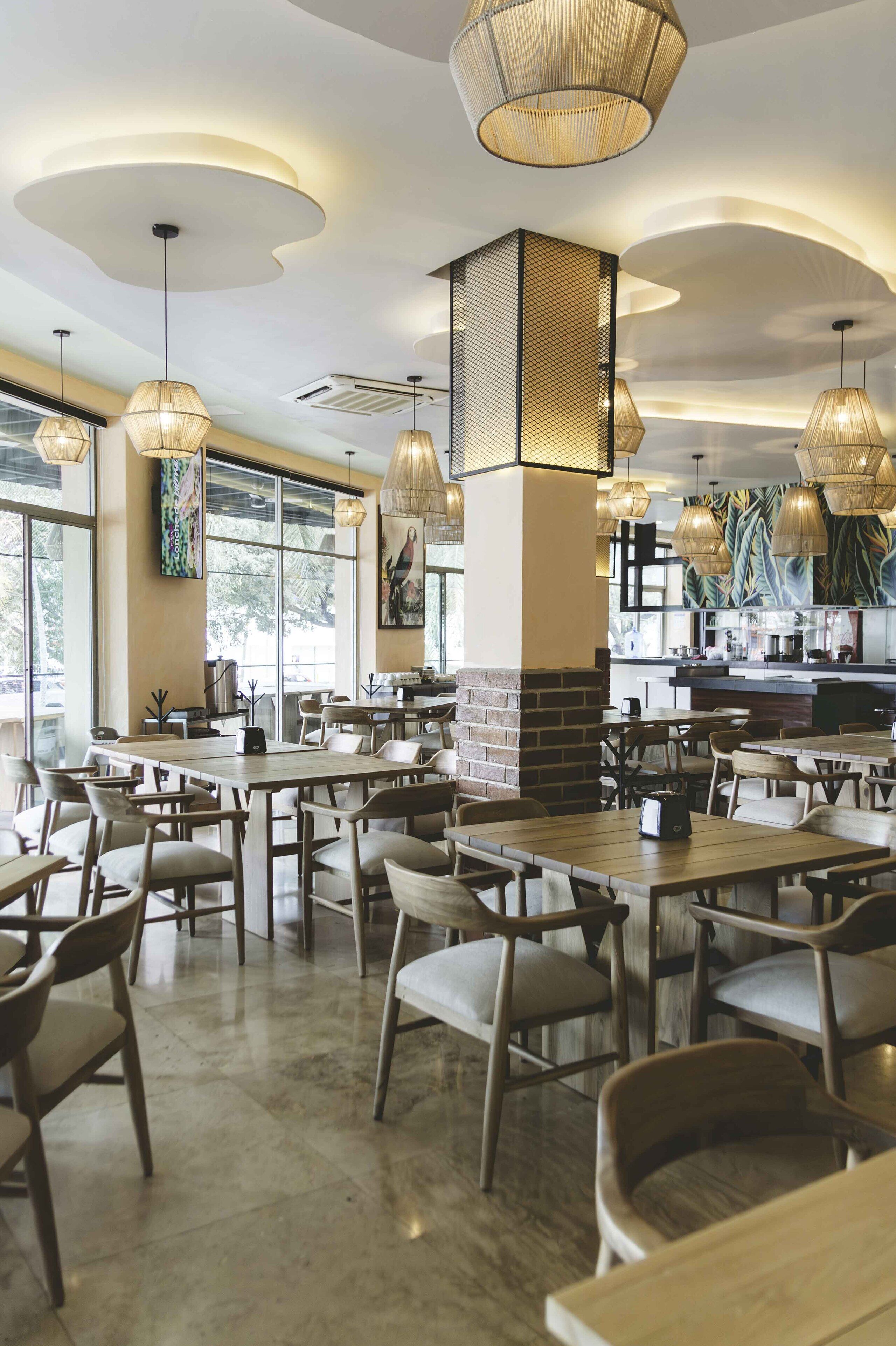 Phục vụ bữa sáng, bữa trưa và bữa tối 