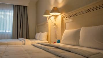 Escritorio, cortinas blackout y tabla de planchar con plancha