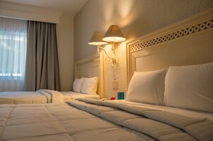 标准房, 2 张双人床 | 办公桌、遮光窗帘、熨斗/熨板、免费婴儿床