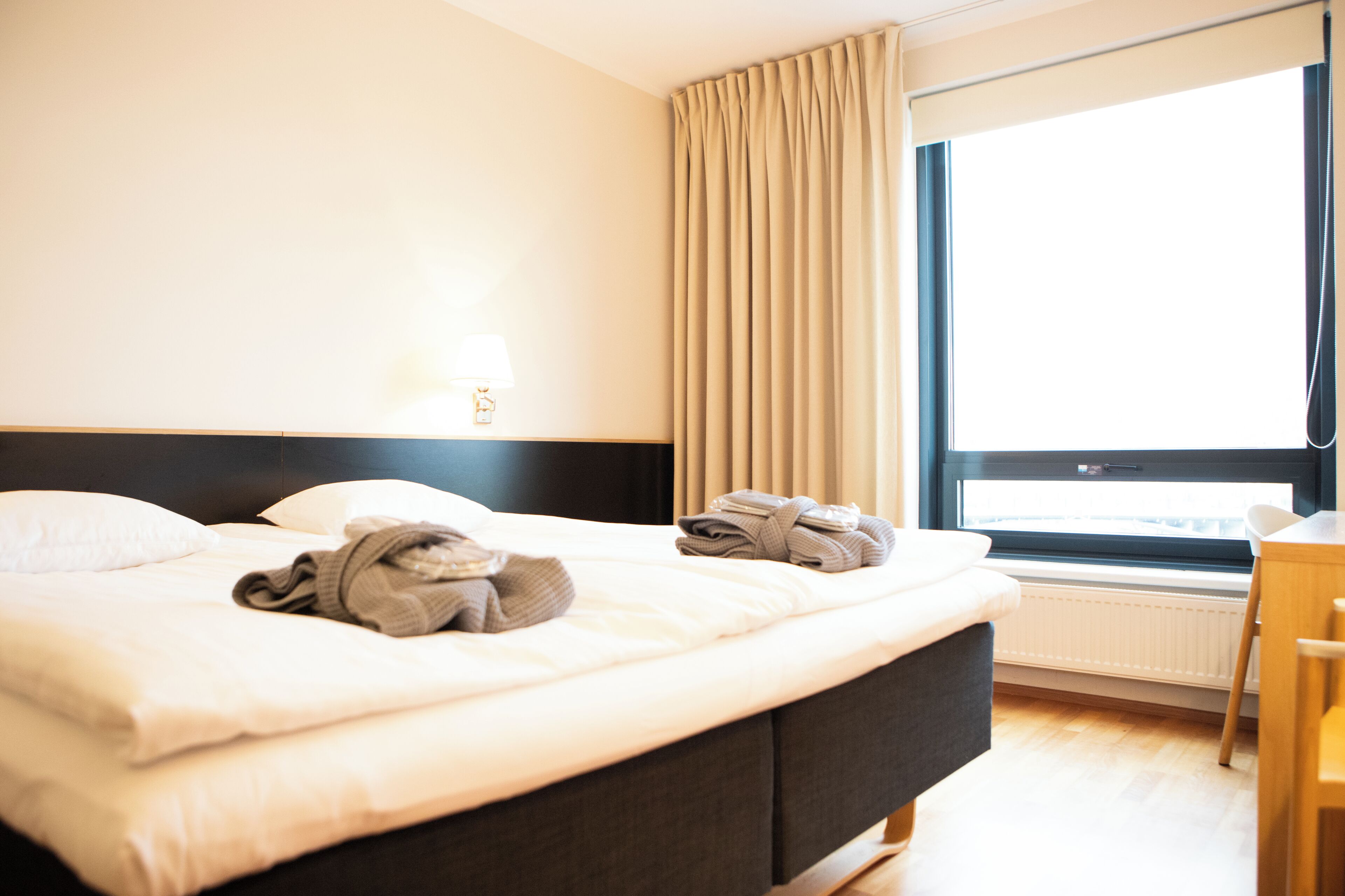 Ropa de cama hipoalergénica y escritorio 