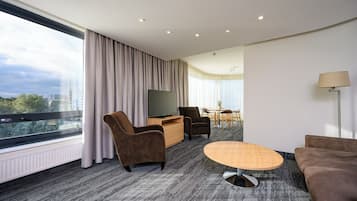 Suite, River View | Hypo-allergenic bedding, desk, laptop workspace, soundproofing