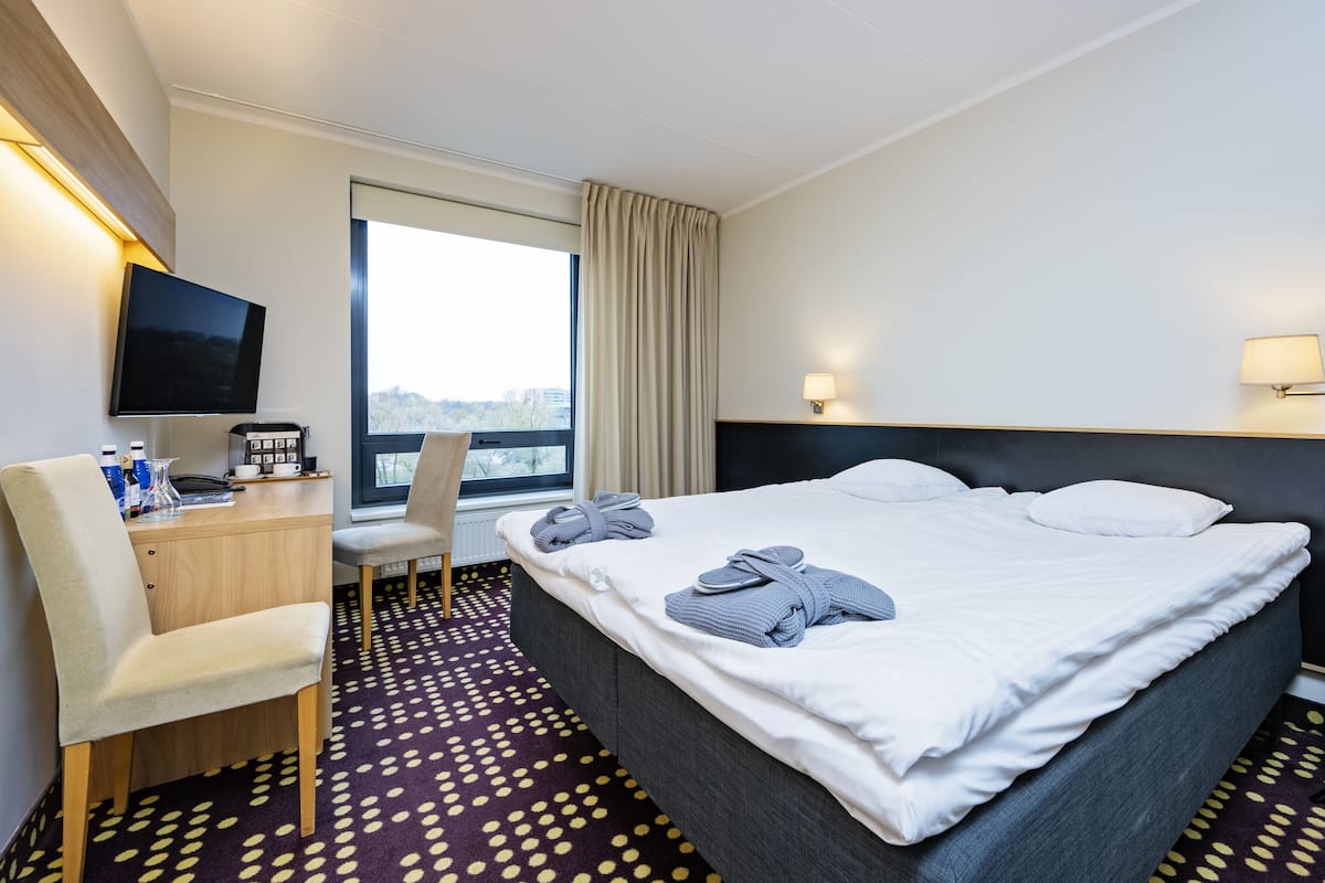 hypo-allergenic bedding, desk, laptop workspace, soundproofing