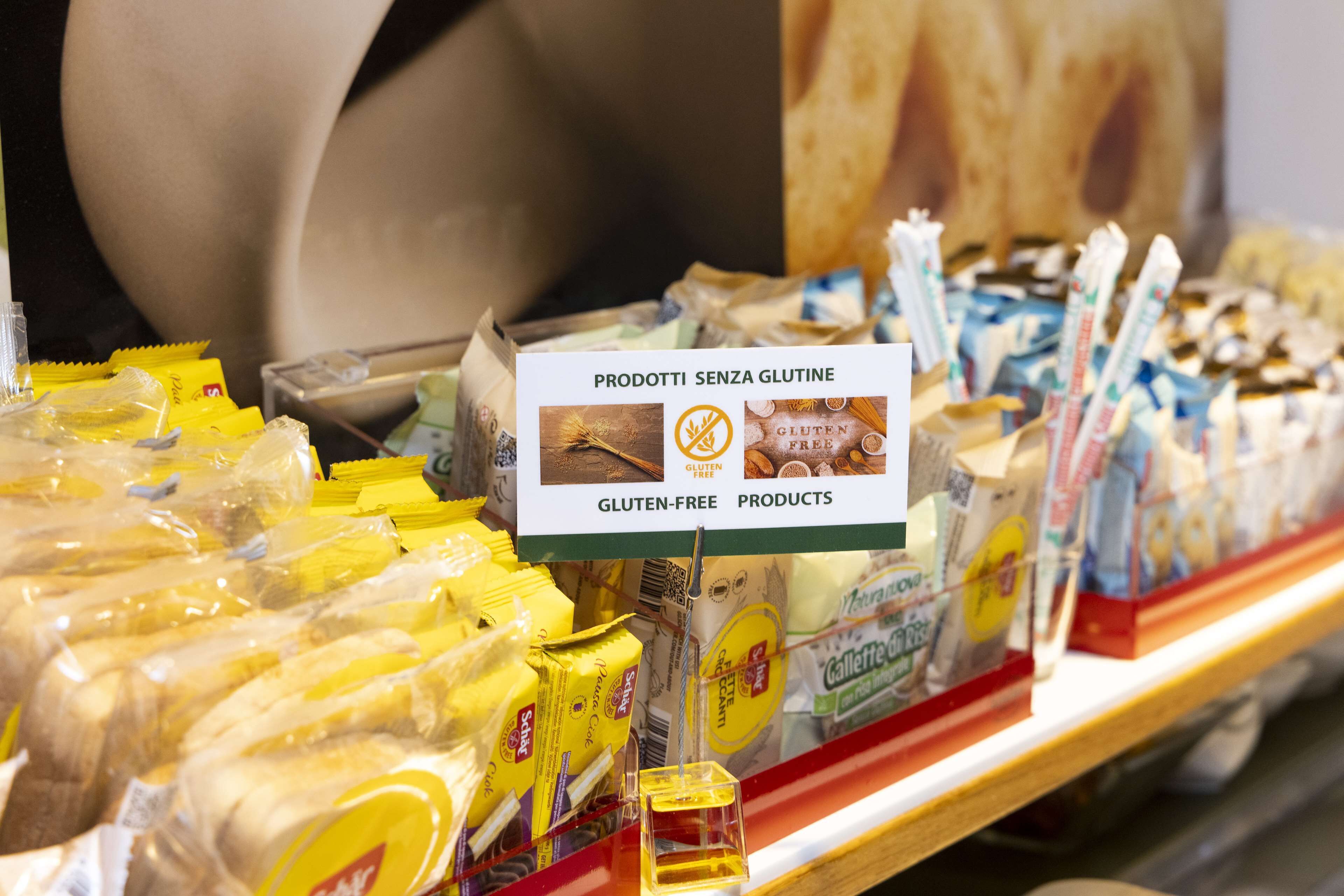 Eine Auswahl an glutenfreien Produkten in einem Geschäft.