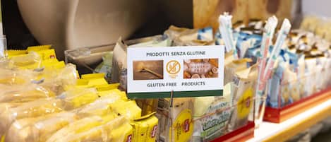 Exhibición de productos sin gluten en una tienda.