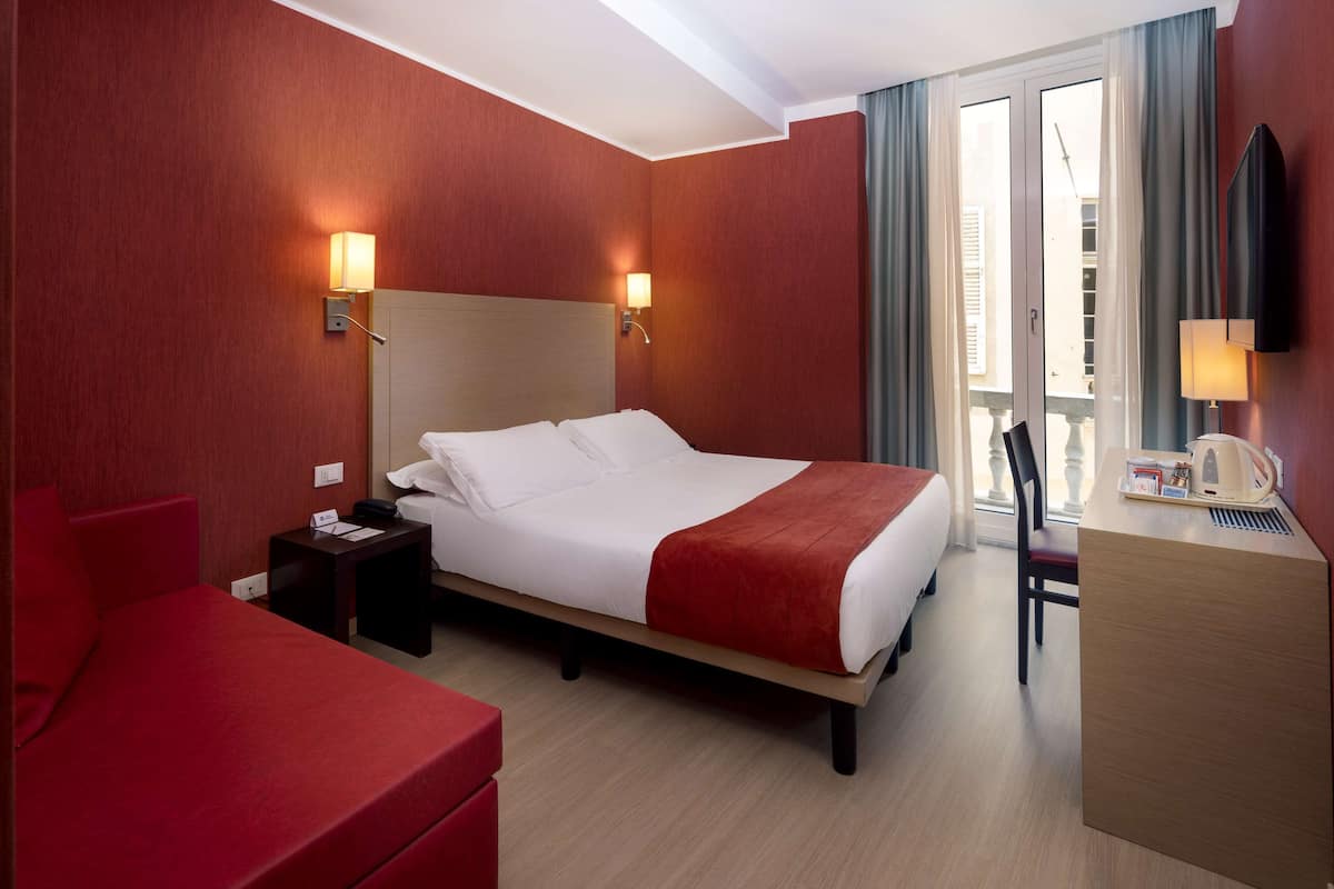 Deluxe Room, 1 King Bed, Non Smoking (with Sofabed) | Frette Italian sheets, premium bedding, down duvets, minibar