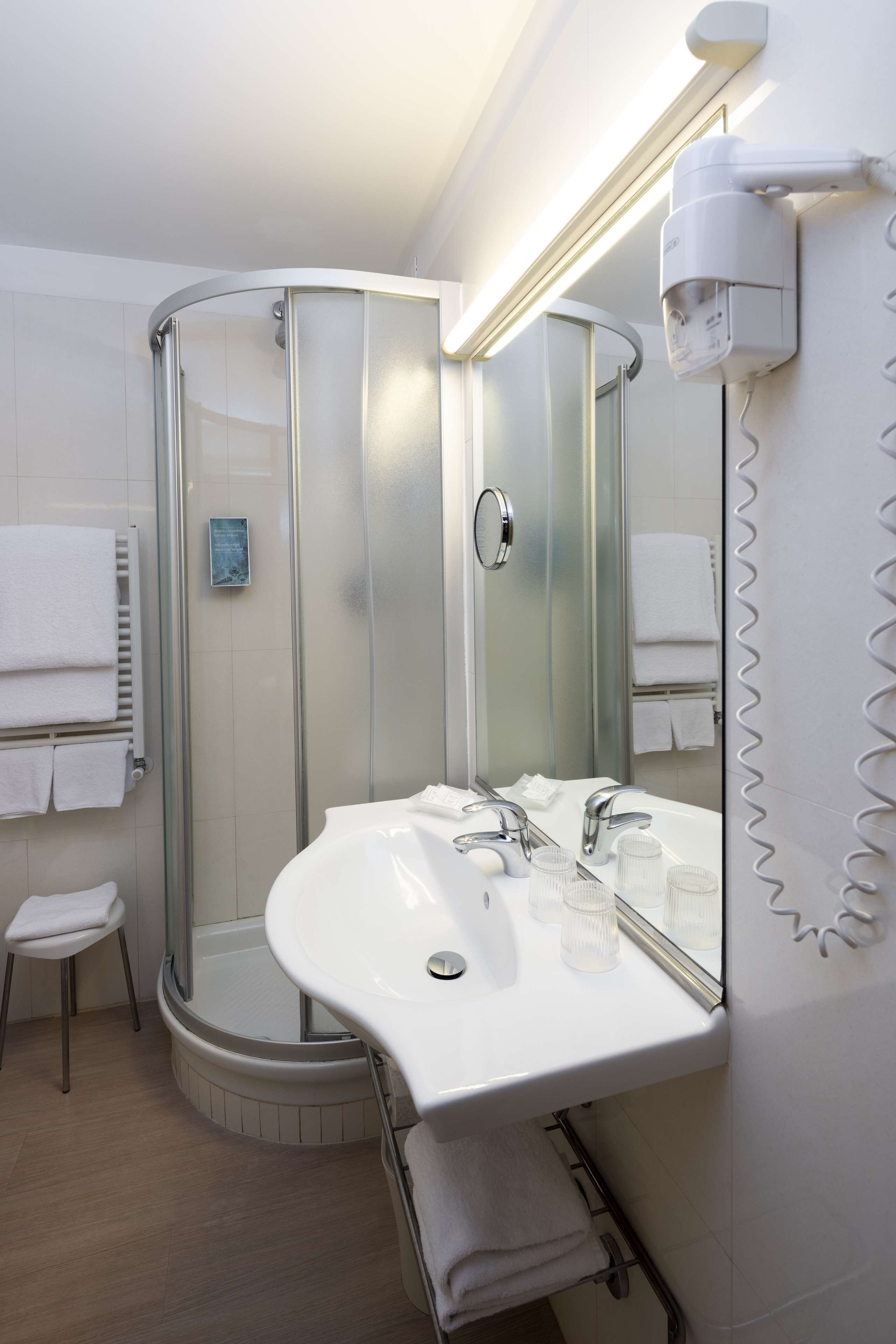 shower, free toiletries, hair dryer, bidet