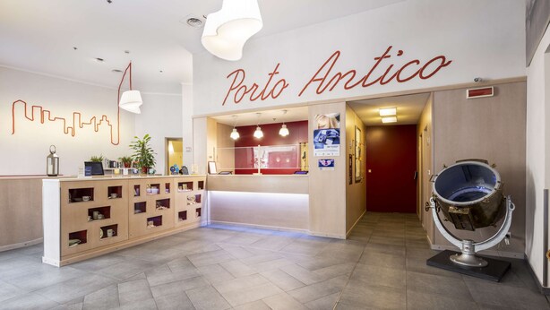 Een receptiezone met een modern design, met een receptiebalie, een grafische voorstelling van een stadsgezicht aan de muur, en een grote telescoop.