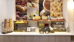 Een ontbijtbuffet met diverse etenswaren en drankjes.