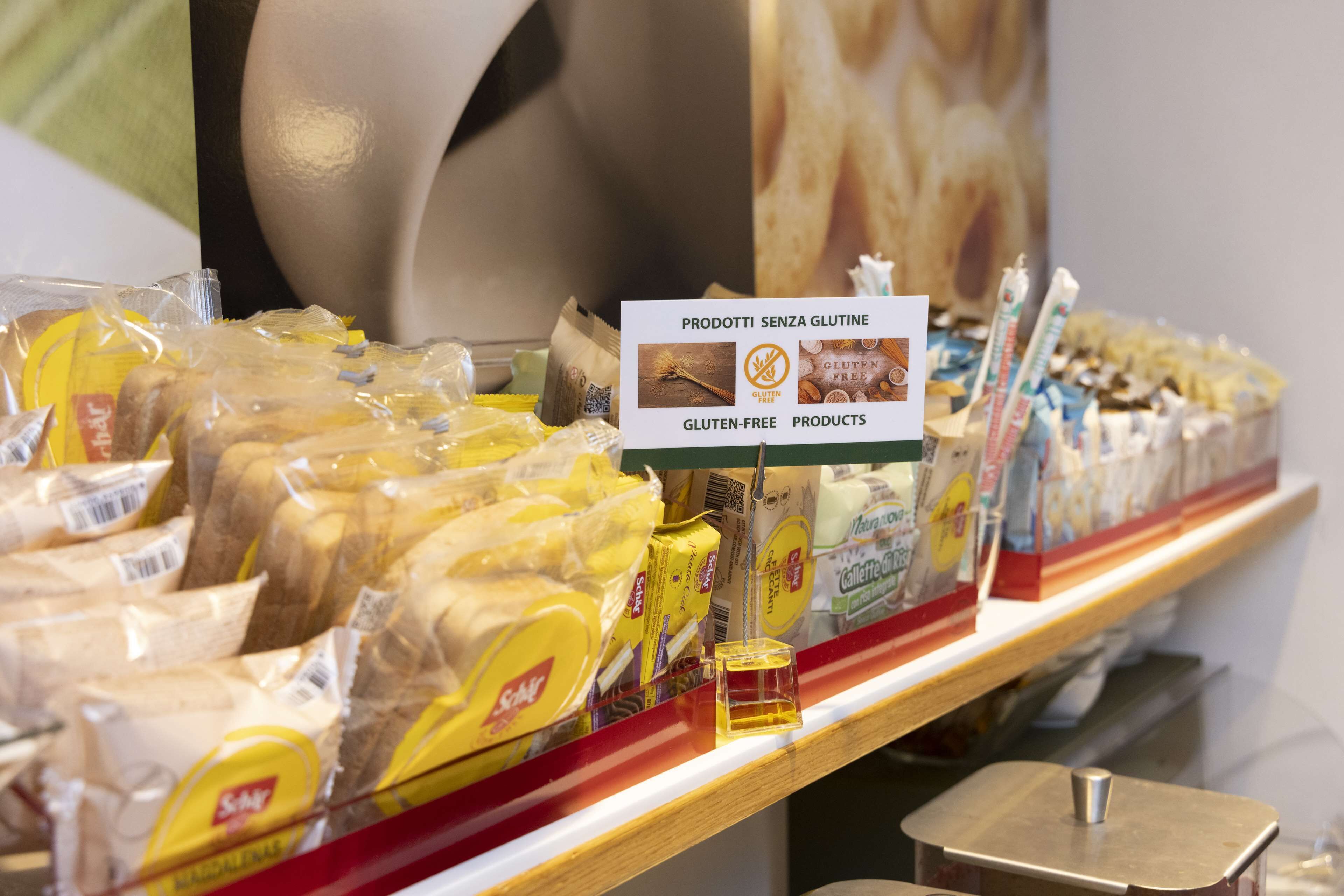 Una vetrina di panetteria con prodotti senza glutine.