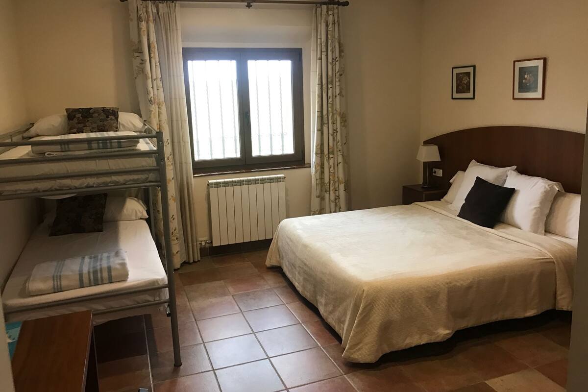 Suite familiar, 1 habitación | Escritorio, cortinas blackout, insonorización y wifi gratis 