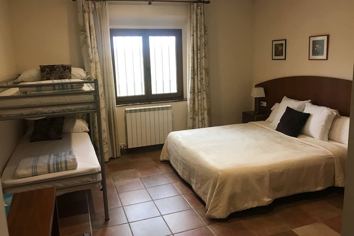 Familie suite, 1 slaapkamer | Een bureau, verduisterende gordijnen, geluiddichte muren, gratis wifi