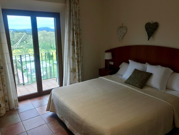 Superior Double Room | Desk, blackout drapes, soundproofing, free WiFi - Mas Duc (Brunyola)