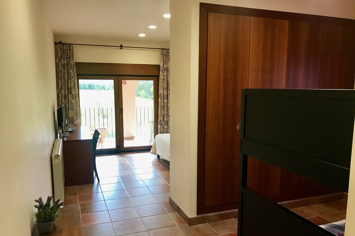 Familien-Vierbettzimmer, 1 Schlafzimmer, Terrasse | Schreibtisch, Verdunkelungsvorhänge, schallisolierte Zimmer