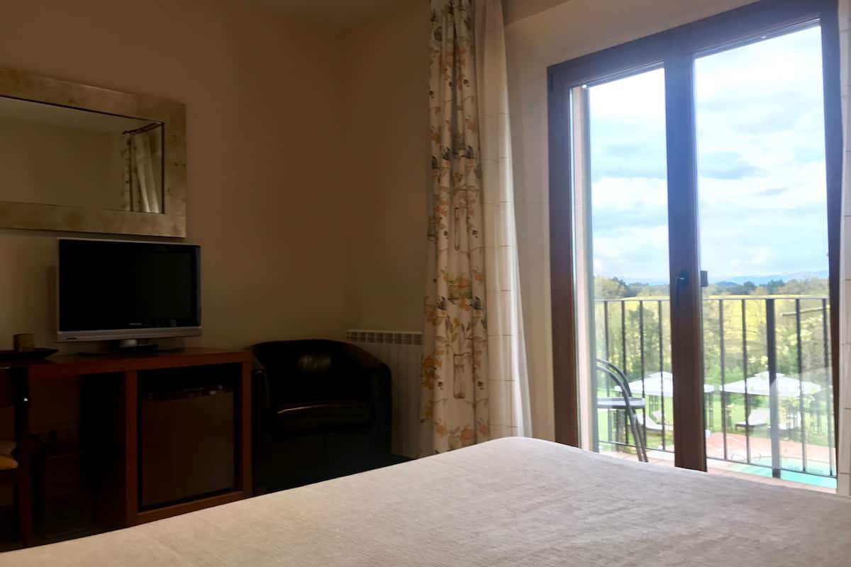 Schreibtisch, Verdunkelungsvorhänge, schallisolierte Zimmer