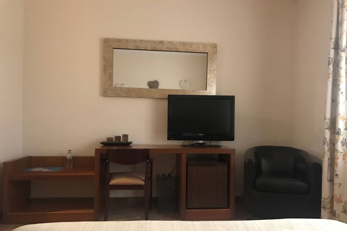 Schreibtisch, Verdunkelungsvorhänge, schallisolierte Zimmer