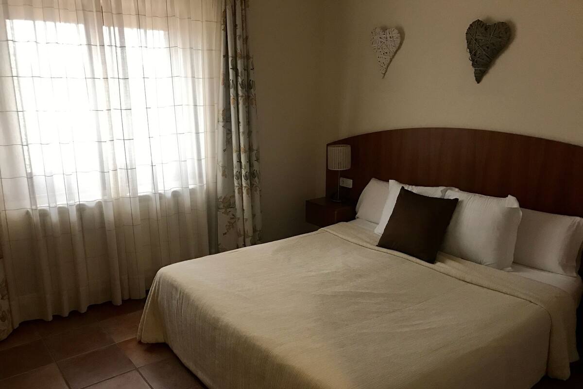 Habitación doble | Escritorio, cortinas blackout, insonorización y wifi gratis 