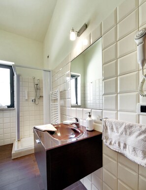 Superior Room | Bathroom | Shower, eco-friendly toiletries, hair dryer, bidet - Casale Romano Resort (Motta Camastra)