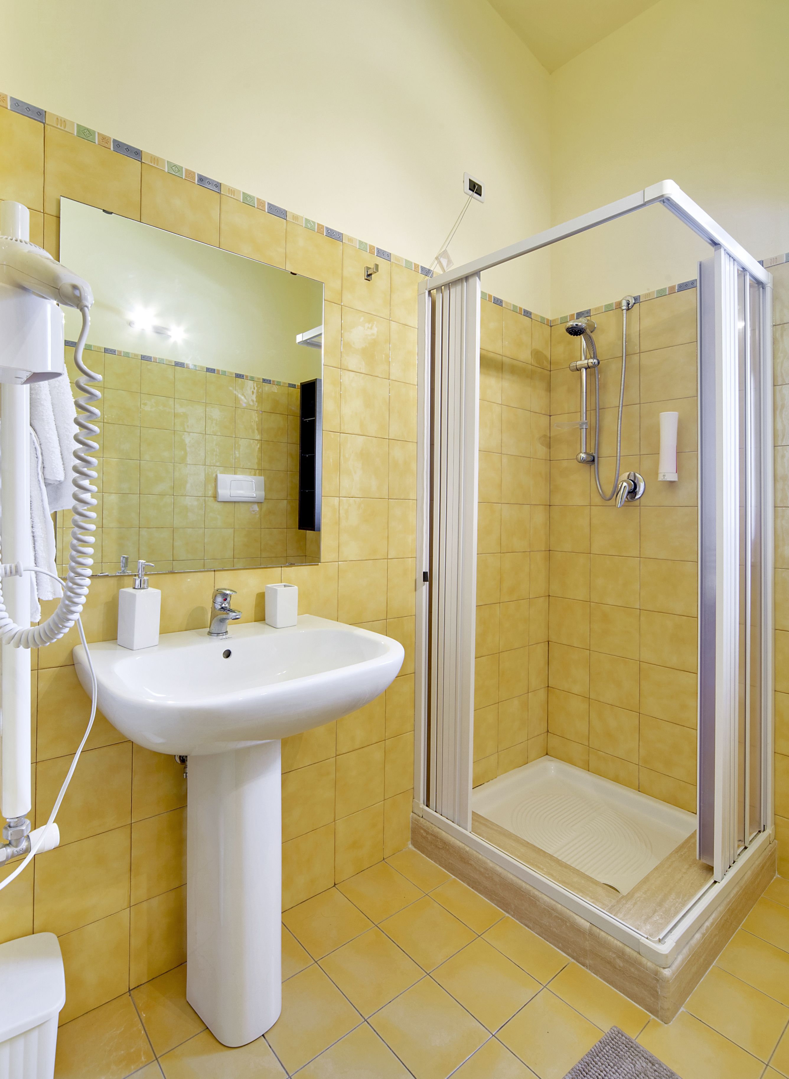 Ein Badezimmer mit Waschbecken, Spiegel und Dusche.
