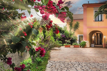 Voorkant van accommodatie. Casale Romano Resort