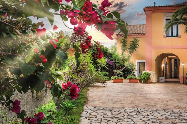 Front of property - Casale Romano Resort (Motta Camastra)