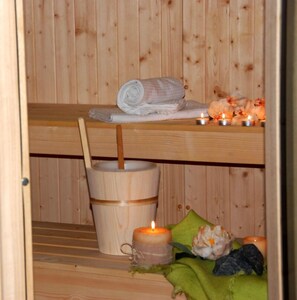 Een sauna, lichaamsbehandelingen, body scrubs, gezichtsbehandelingen