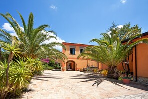 Courtyard - Casale Romano Resort (Motta Camastra)