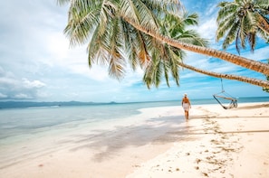 Playa privada, arena blanca, sillas reclinables de playa