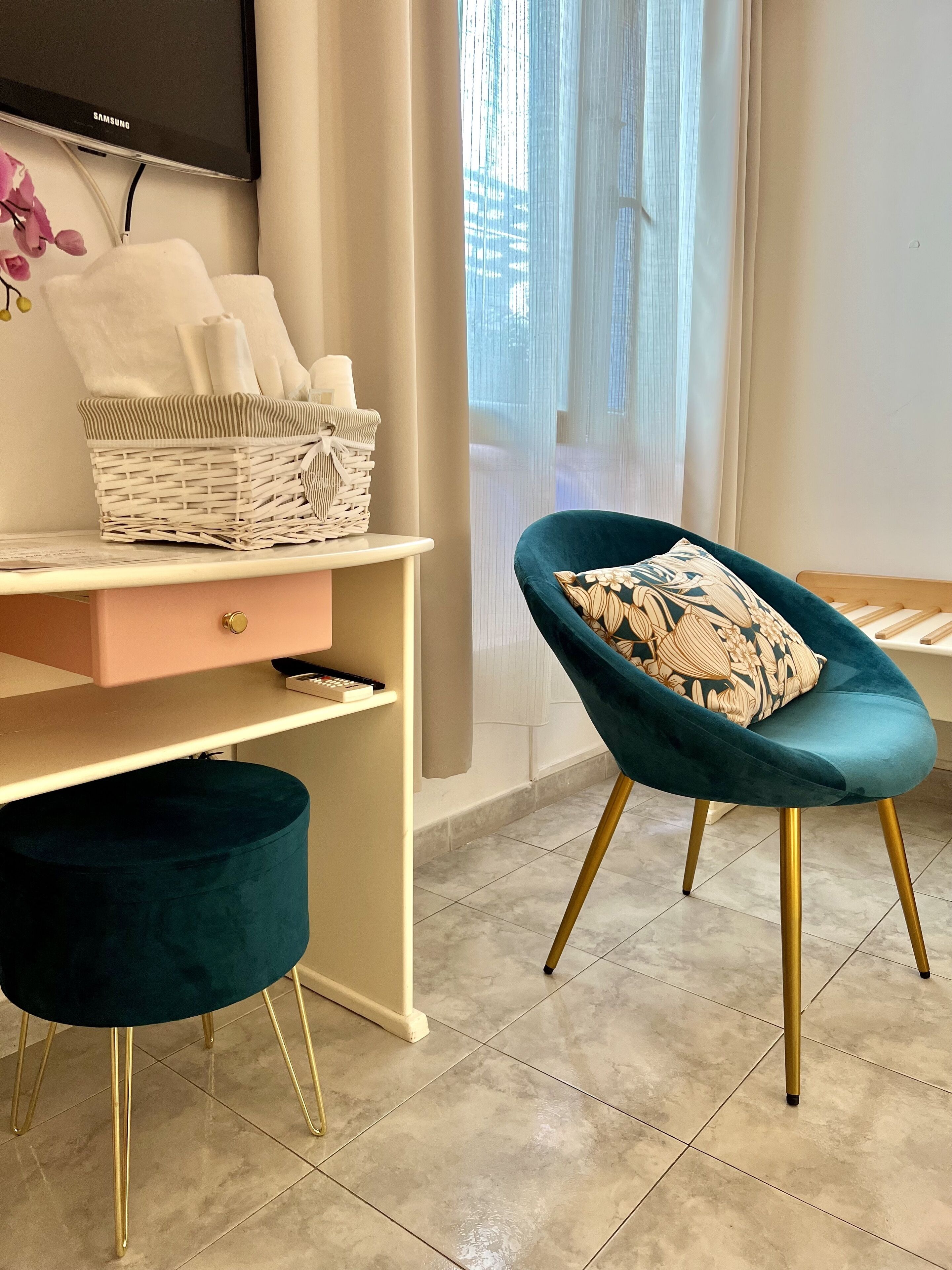 standard double room | in-room safe, desk, soundproofing, free wifi