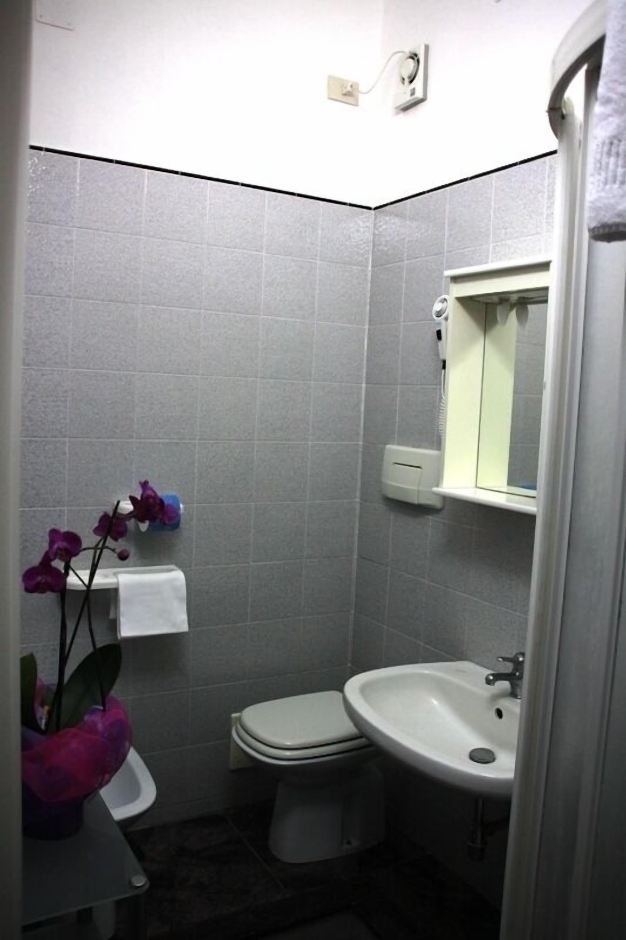economy double room | in-room safe, desk, soundproofing, free wifi