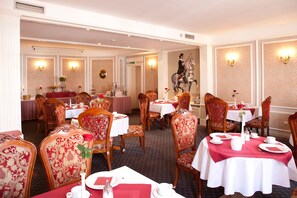 Desayuno buffet todos los días (con cargo) 