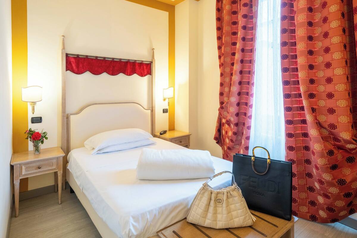Classic Single Room | Minibar, in-room safe, WiFi (free), bed sheets