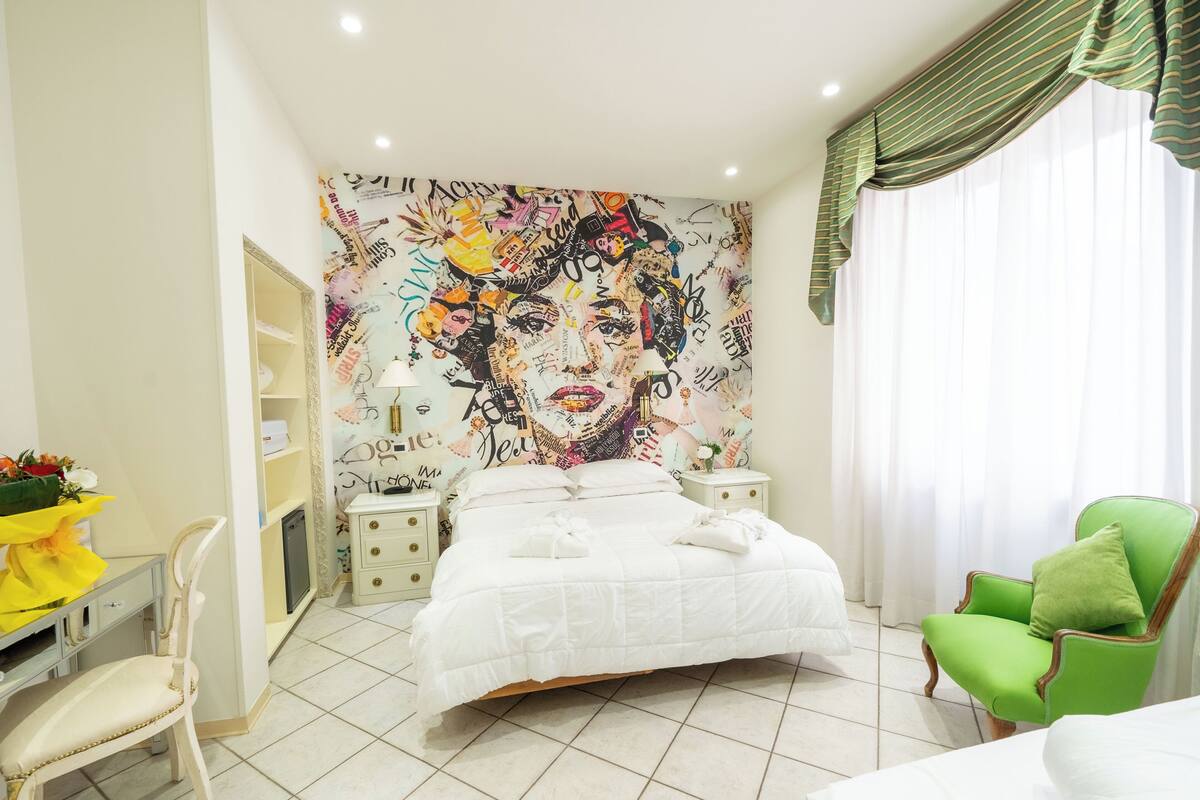 Minibar, in-room safe, WiFi (free), bed sheets