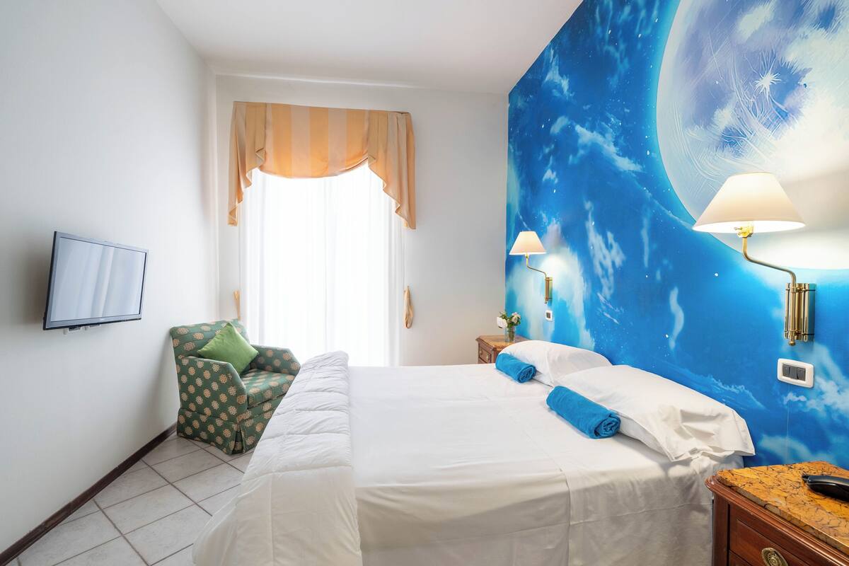 Minibar, in-room safe, WiFi (free), bed sheets