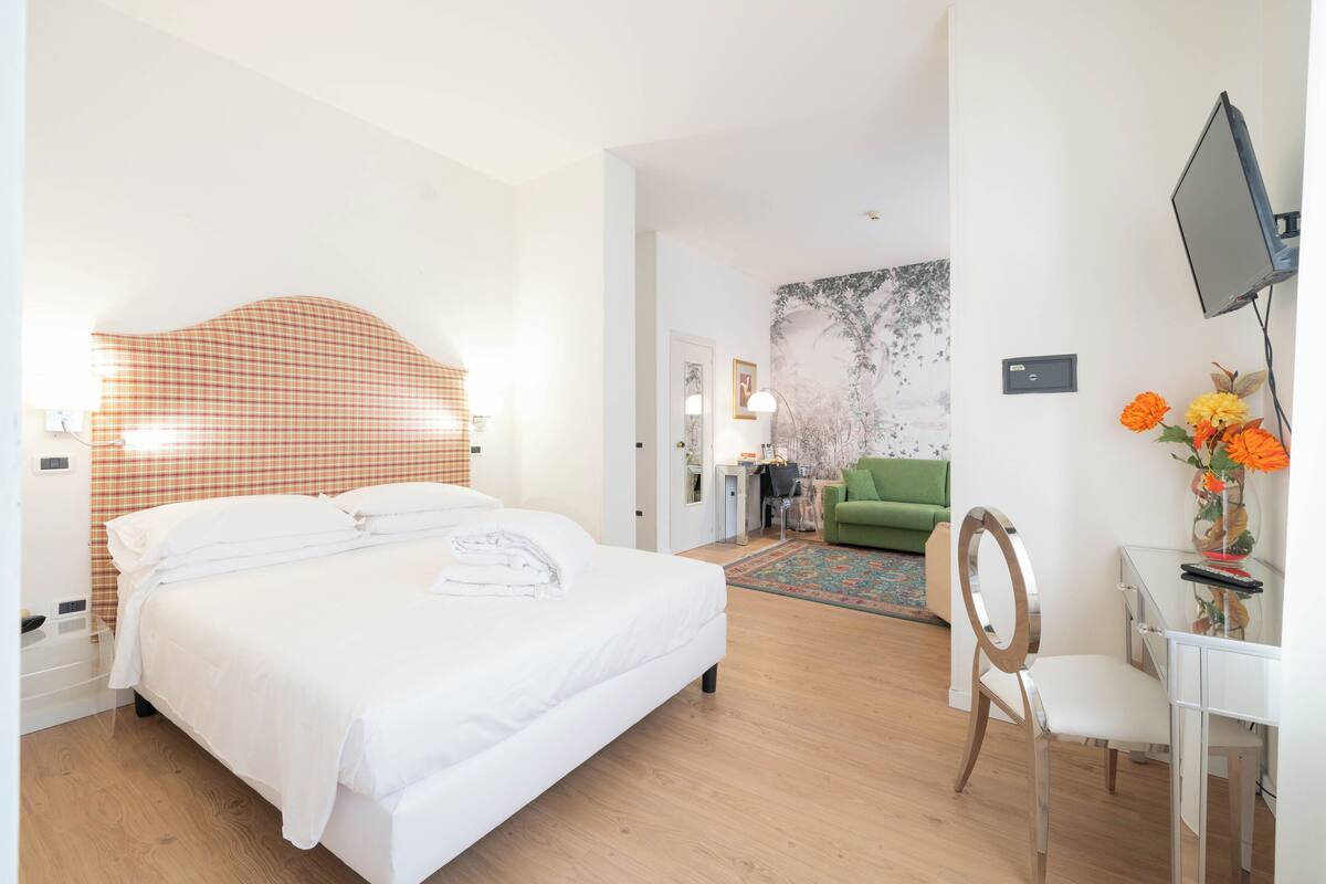 Minibar, in-room safe, WiFi (free), bed sheets