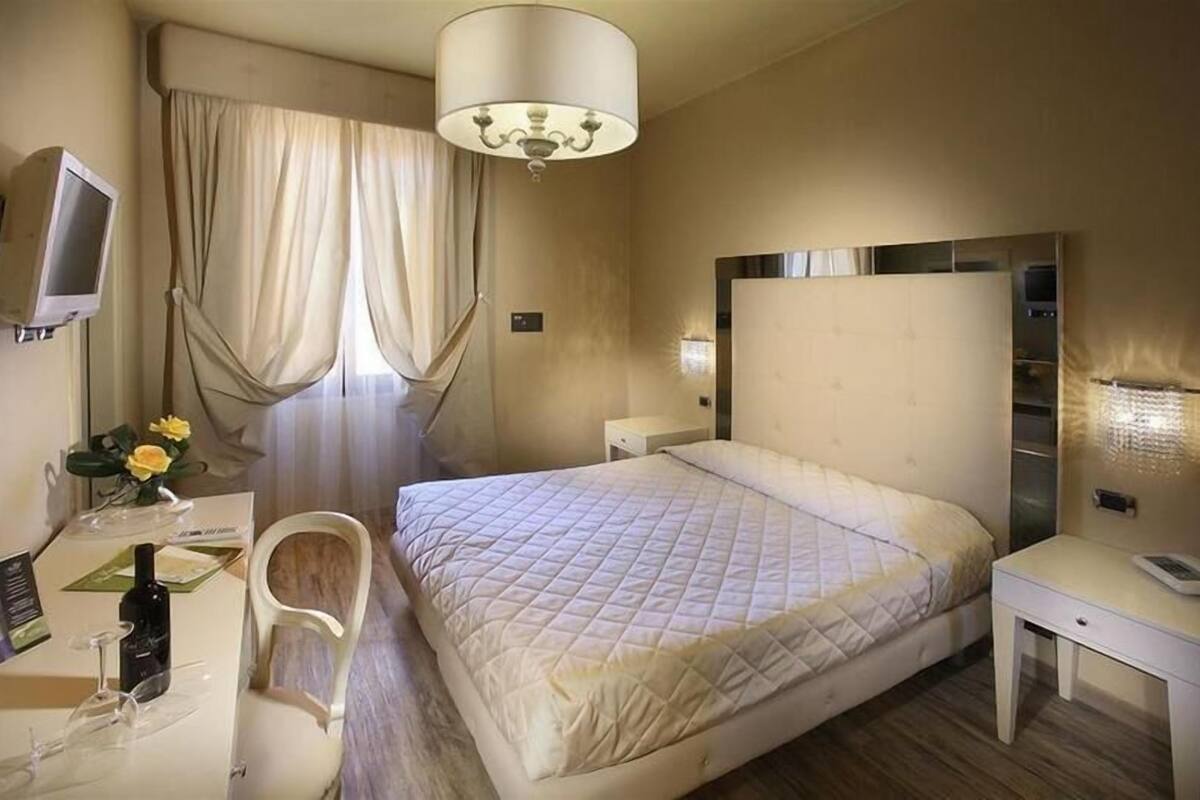 Superior Double or Twin Room | Minibar, in-room safe, WiFi (free), bed sheets