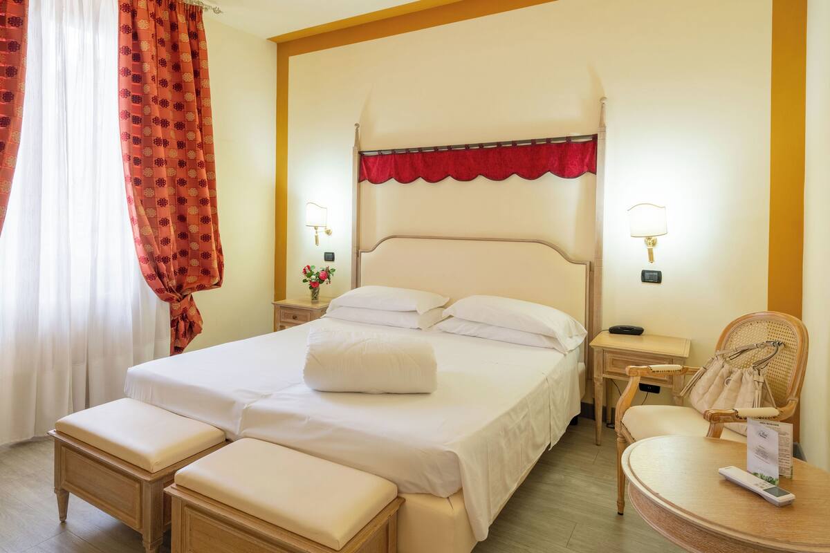 Minibar, in-room safe, WiFi (free), bed sheets