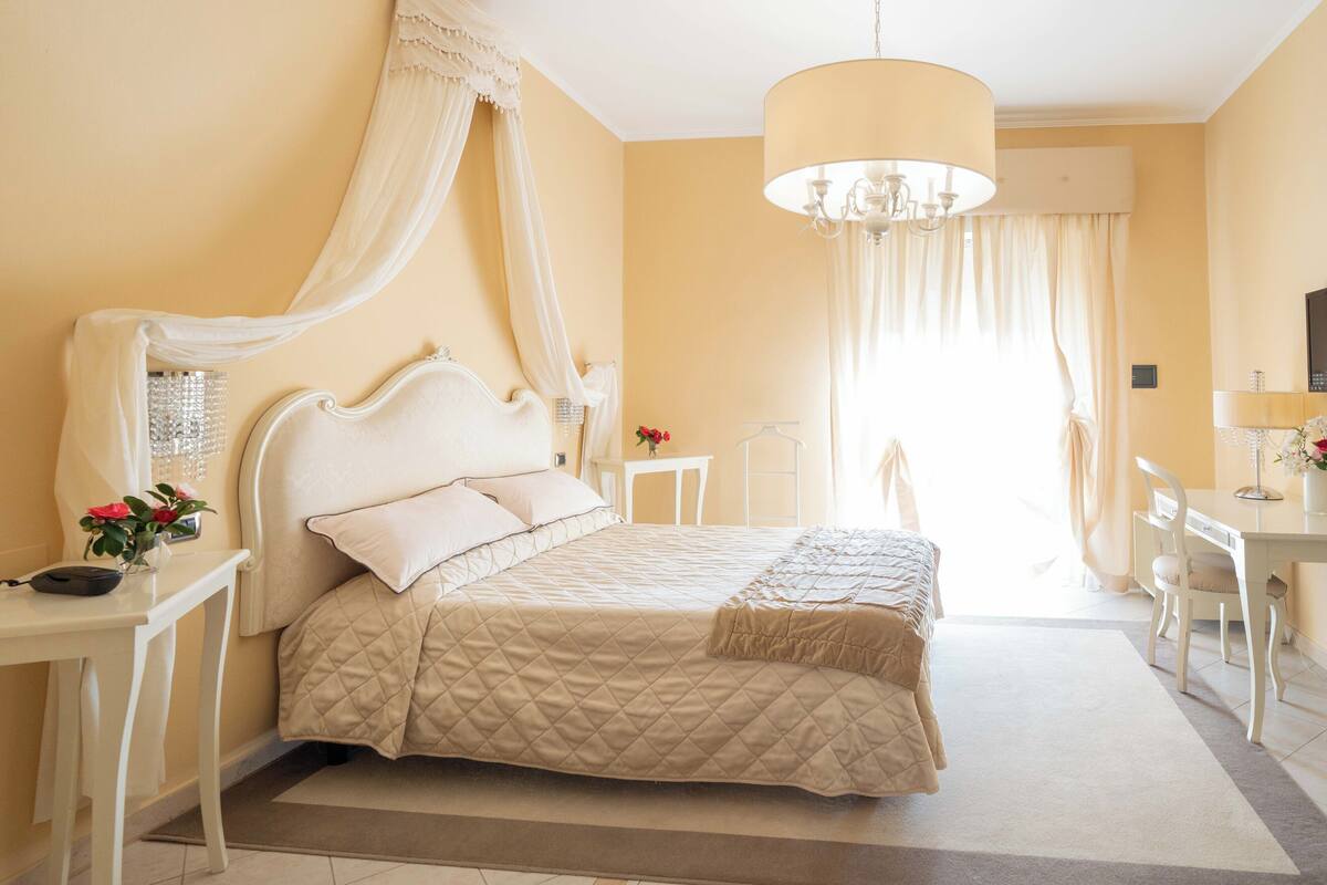 Suite | Minibar, in-room safe, WiFi (free), bed sheets