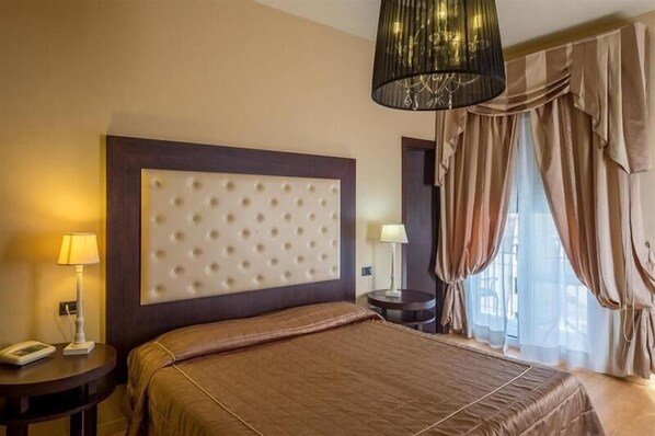 Superior Double or Twin Room | Minibar, in-room safe, WiFi (free), bed sheets - Hotel Manzoni (Montecatini Terme)