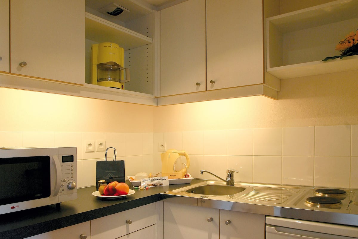 fridge, microwave, stovetop, coffee/tea maker