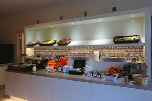 Un bufé con diversos alimentos y salsas.