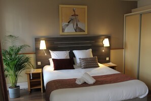 Estudio (2 persons) | Decoración personalizada, muebles diferentes y escritorio 