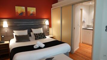 Estudio (2 persons) | Decoración personalizada, muebles diferentes y escritorio