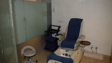 Couples treatment room(s), sauna, hydrotherapy, aromatherapy