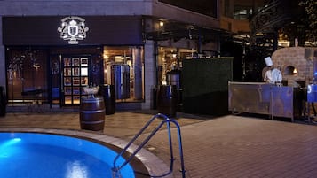 3 restaurants, lunch served