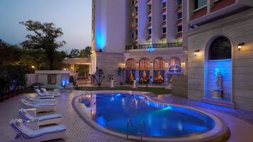 Outdoor pool, lifeguards on site