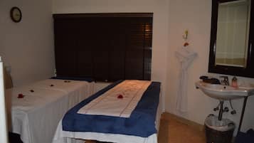 Couples treatment room(s), sauna, hydrotherapy, aromatherapy