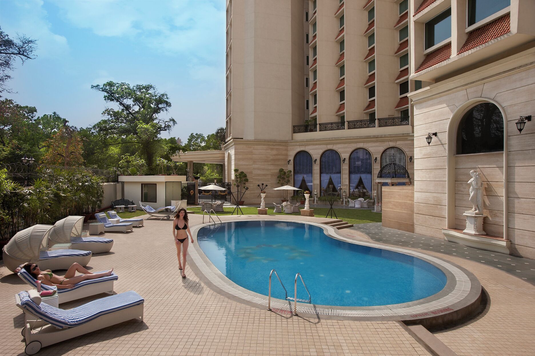 Outdoor pool, lifeguards on site